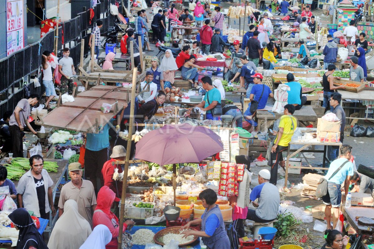 TARGET REVITALISASI PASAR | ANTARA Foto