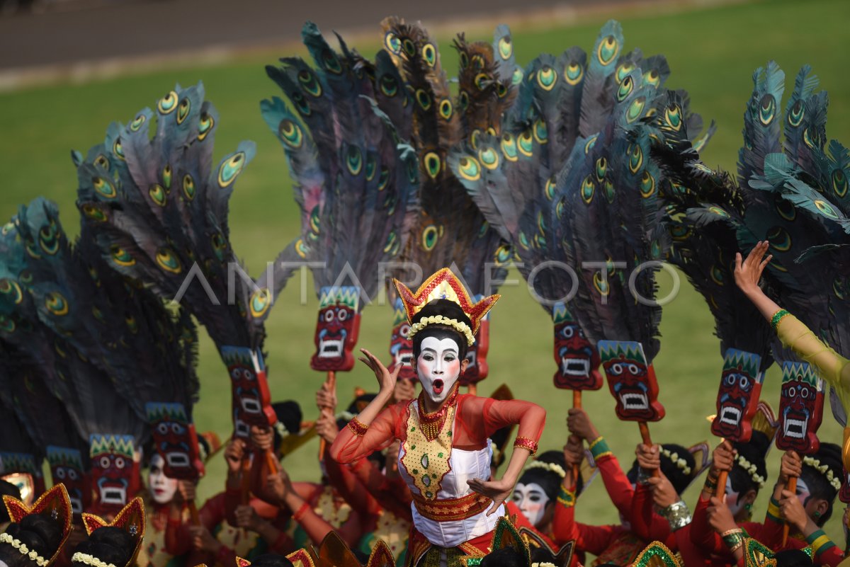 UPACARA PENURUNAN BENDERA MERAH PUTIH DI ISTANA MERDEKA ANTARA Foto