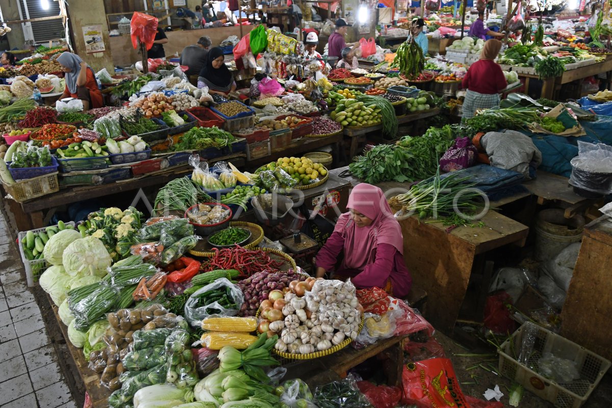 TARGET REVITALISASI PASAR TRADISIONAL | ANTARA Foto