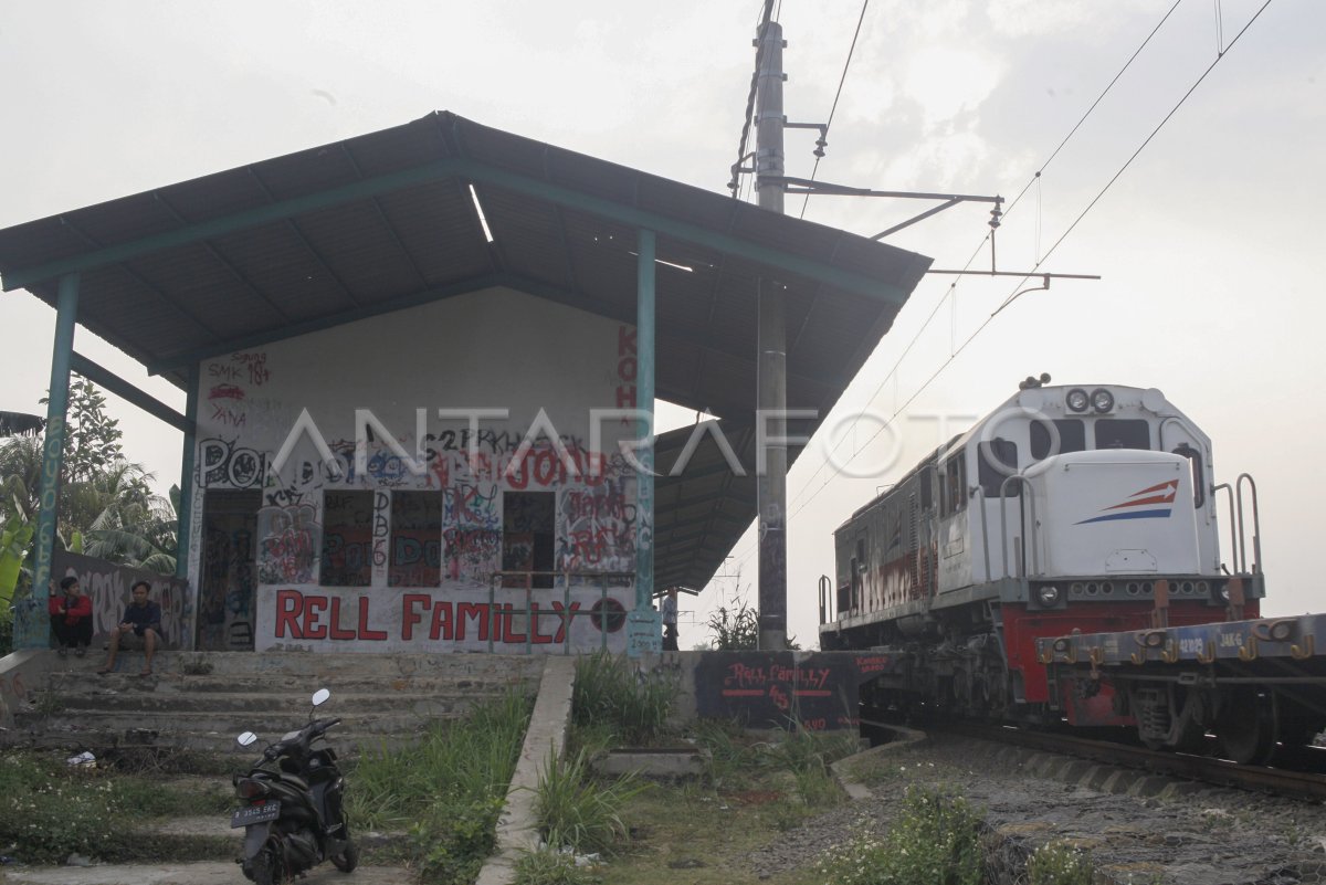 STASIUN PONDOK RAJEG TERBENGKALAI | ANTARA Foto