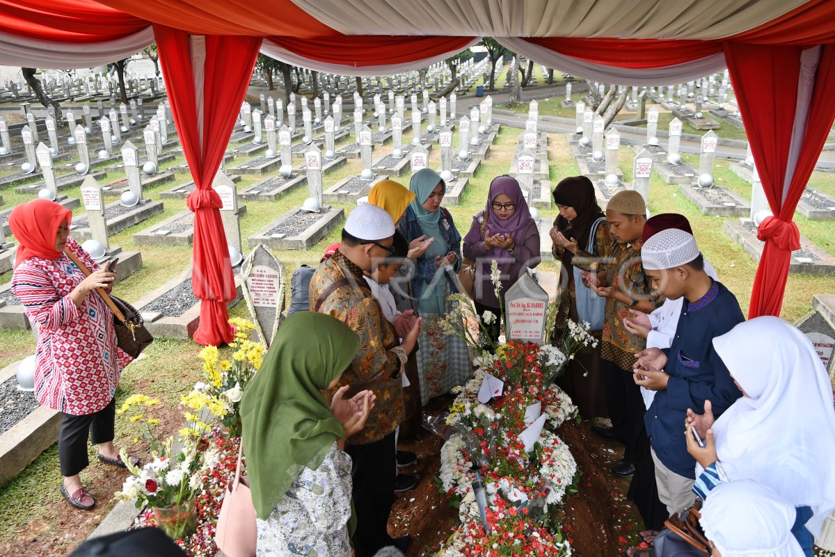 ZIARAH MAKAM BJ HABIBIE | ANTARA Foto