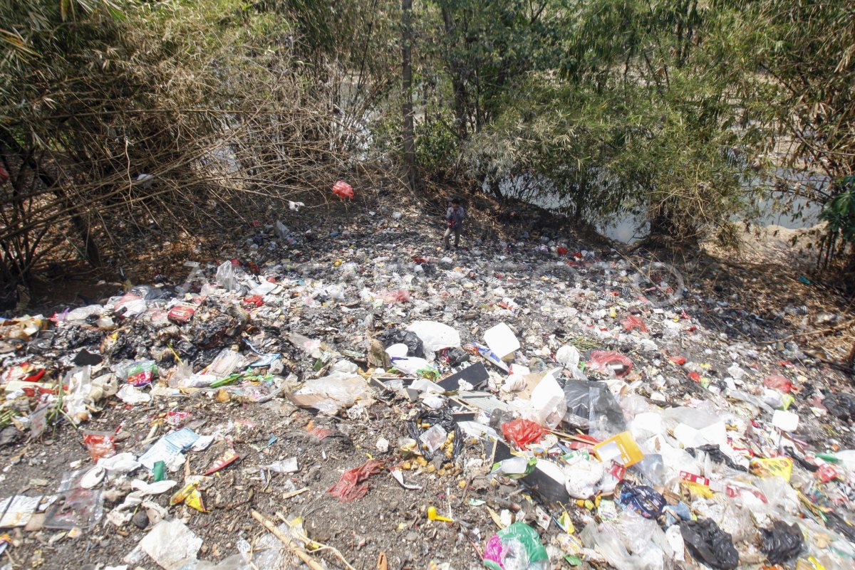 Sampah Menggunung Di Bantaran Sungai Ciliwung Antara Foto 