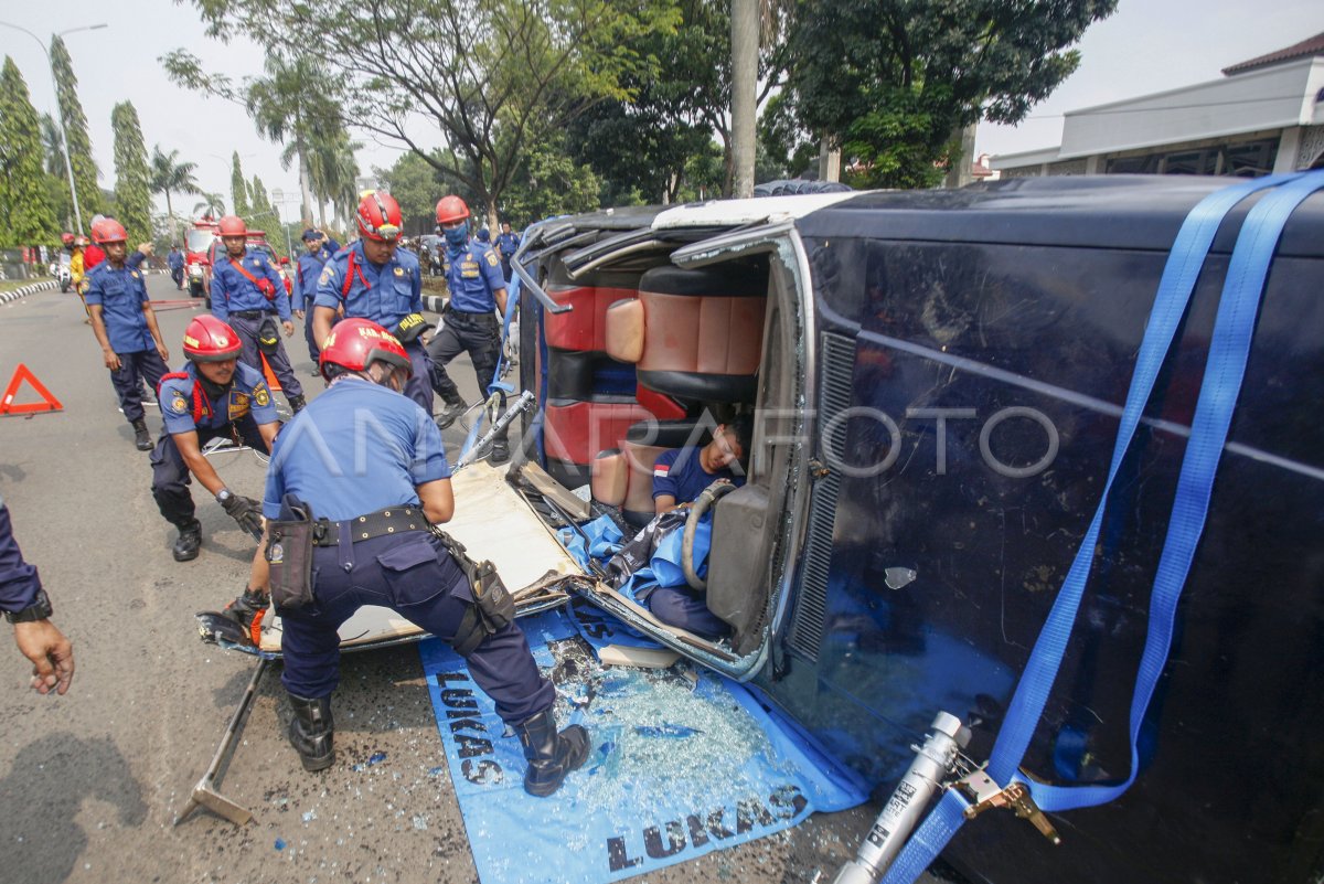 SIMULASI PENANGANAN KECELAKAAN LALU LINTAS | ANTARA Foto