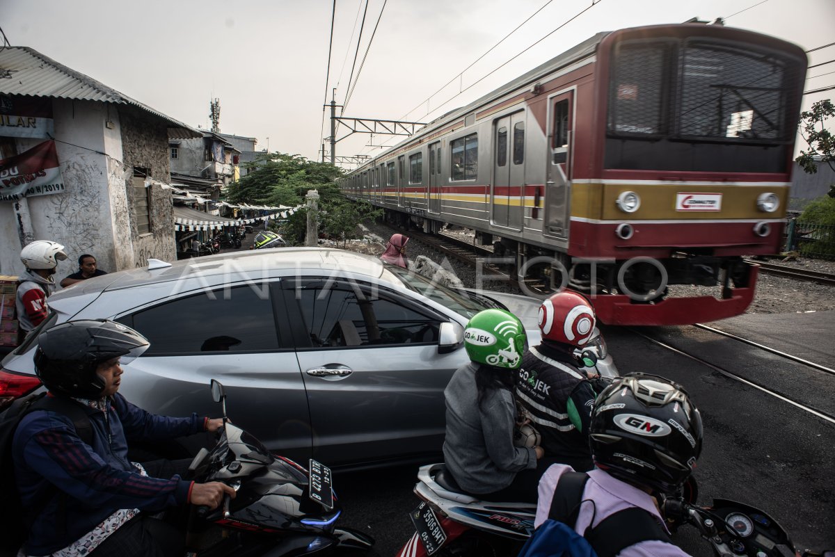 PERLINTASAN KERETA TANPA PALANG PINTU | ANTARA Foto