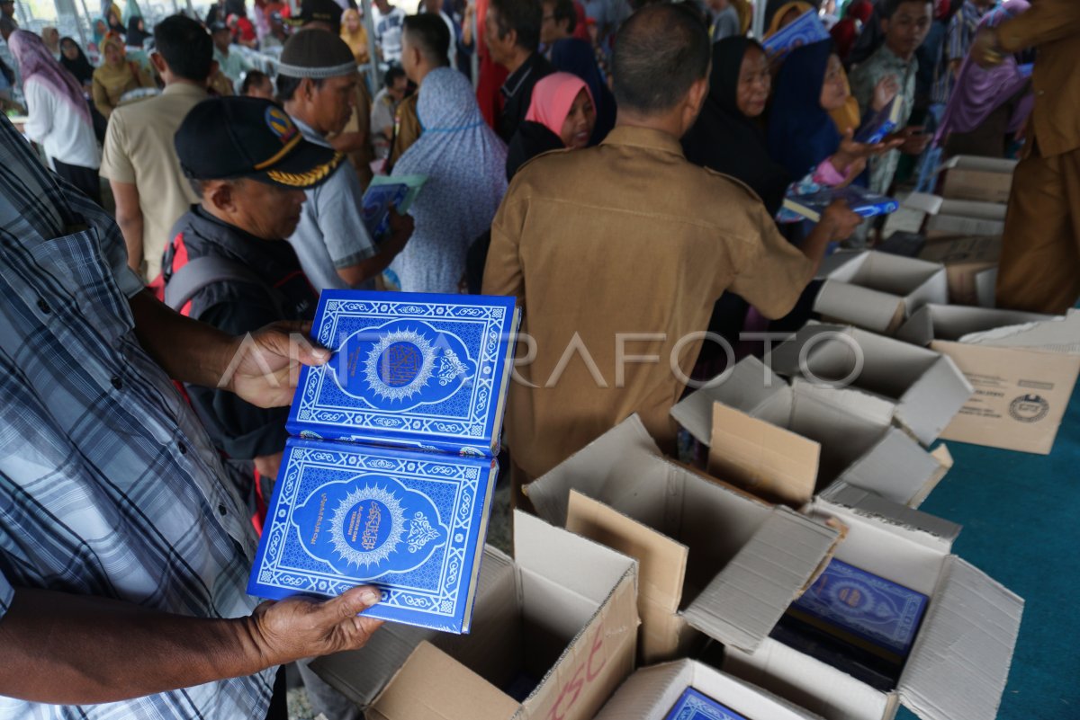 PEMBAGIAN ALQURAN GRATIS ANTARA Foto PEMBAGIAN ALQURAN GRATIS ANTARA Foto