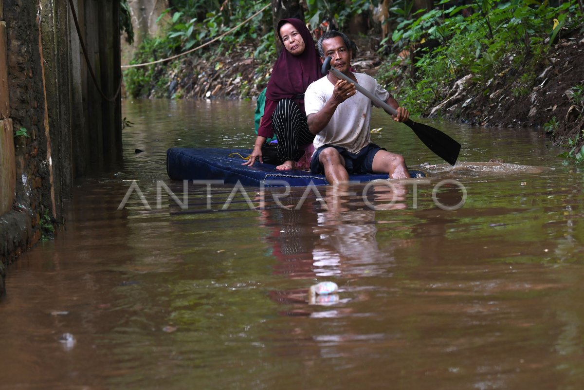 BANJIR LUAPAN SUNGAI CILIWUNG | ANTARA Foto