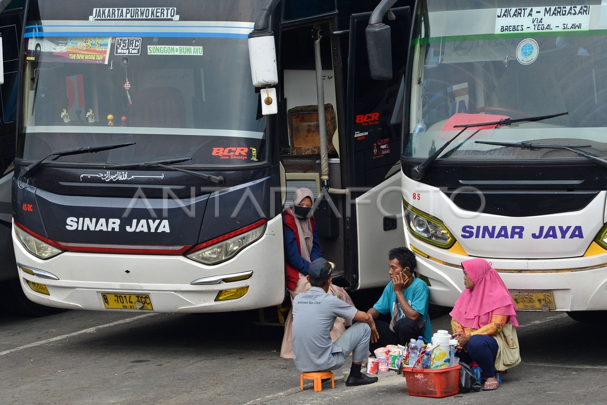 LARANGAN BUS AKAP BEROPERASI DI JAKARTA | ANTARA Foto