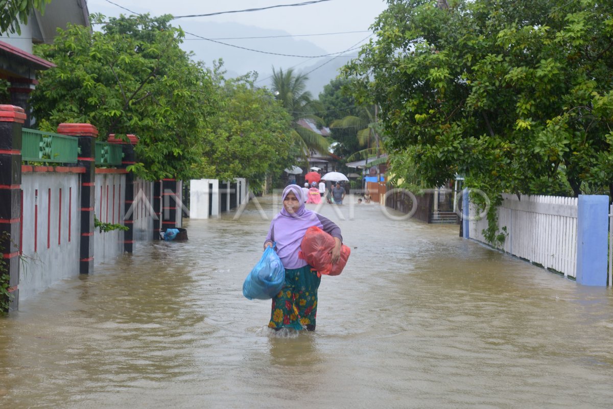 BANJIR LUAPAN SUNGAI KREUNG DAROY DI ACEH BESAR | ANTARA Foto