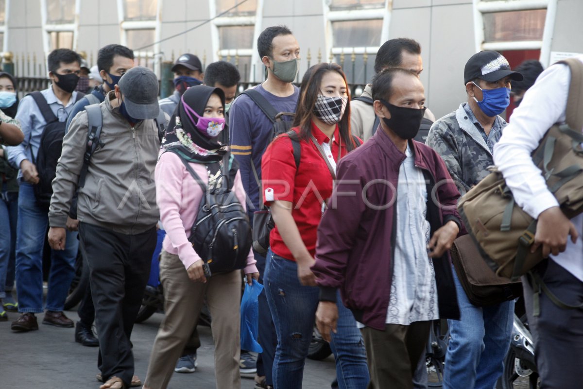 Penumpang KRL menggunakan tumbler