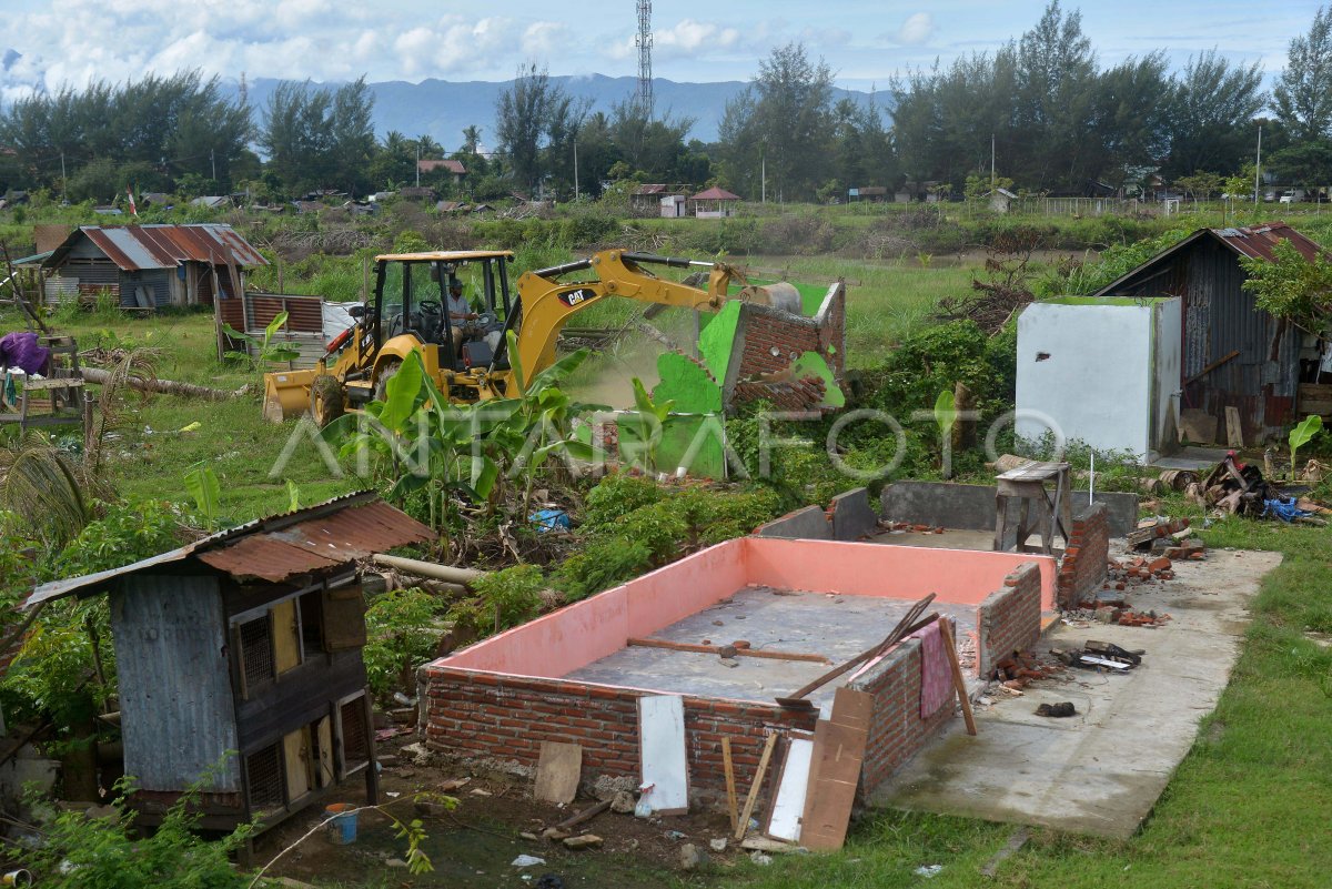 PENGGUSURAN BANGUNAN LIAR UNTUK NORMALISASI SUNGAI | ANTARA Foto