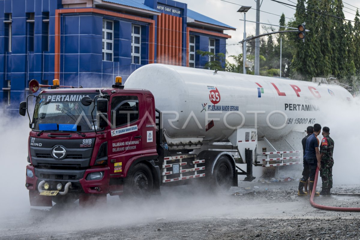 TRUK TANGKI LPG PERTAMINA ALAMI KEBOCORAN DI PIDIE | ANTARA Foto