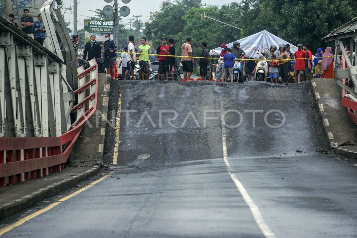 JEMBATAN PERBATASAN ANTAR KABUPATEN DI PANTURA AMBLES | ANTARA Foto