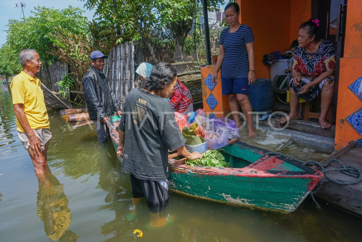 Pedagang Sayur Keliling Menggunakan Perahu Dampak Banjir Antara Foto