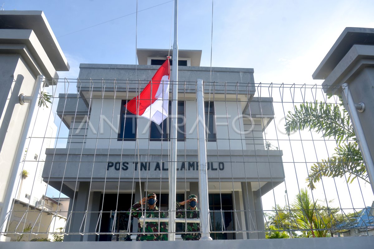 TNI AL KIBARKAN BENDERA SETENGAH TIANG | ANTARA Foto