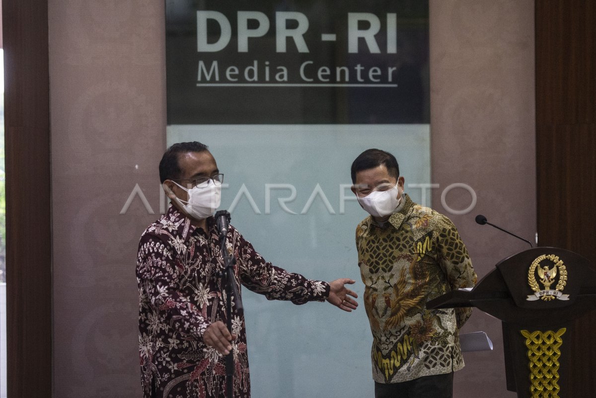 DPR TERIMA SURPRES RUU IKN DARI PRESIDEN | ANTARA Foto