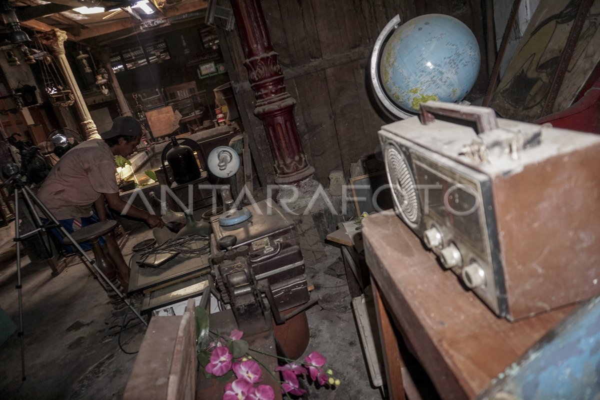 PENJUALAN BARANG KUNO MELALUI DARING | ANTARA Foto