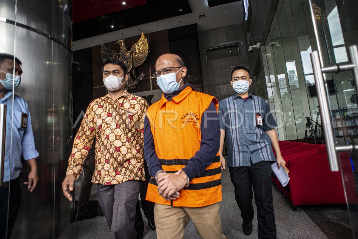 Anggota parlemen menerima suap untuk menyetujui undang-undang dan melindungi tersangka
