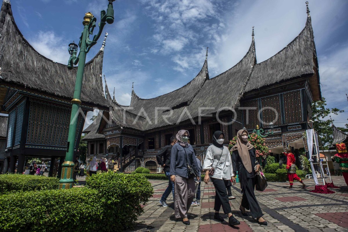 WISATA TAMAN MINI INDONESIA INDAH | ANTARA Foto