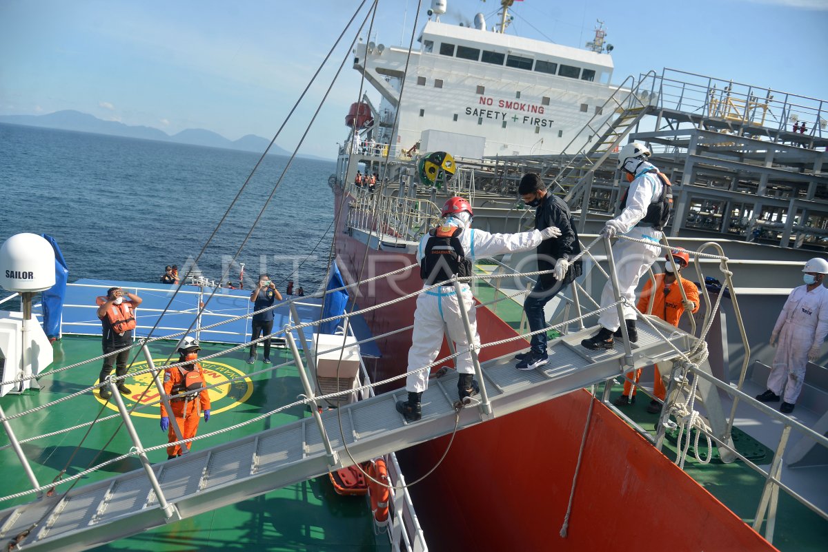 EVAKUASI MEDIS CREW KAPAL TANKER DI PERAIRAN ACEH | ANTARA Foto