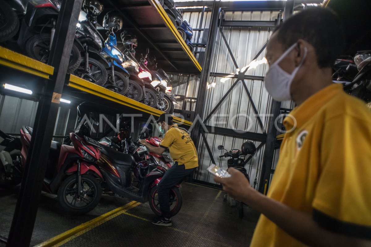 Parkir Sepeda Motor Vertikal Di Jakarta Antara Foto 8176