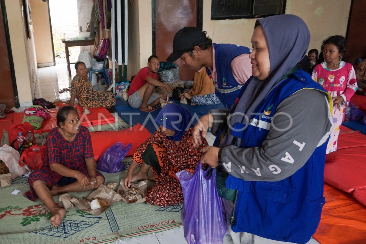 WARGA TERDAMPAK BANJIR ROB PEKALONGAN MENGUNGSI | ANTARA Foto