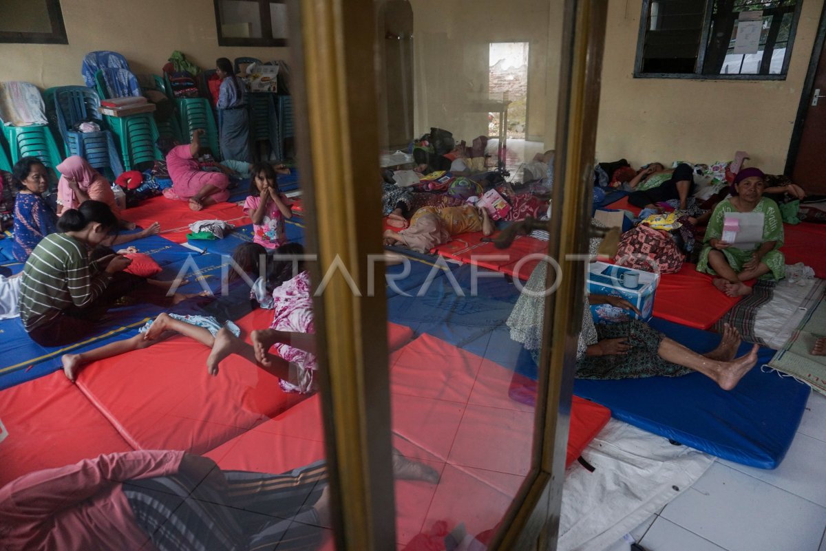 WARGA TERDAMPAK BANJIR ROB PEKALONGAN MENGUNGSI