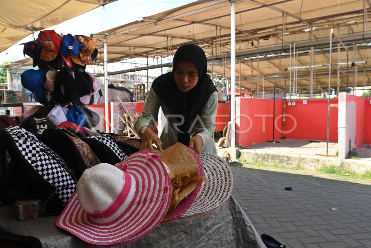 Pedagang Lokbin Kota Tua Keluhkan Sepi Pembeli Antara Foto