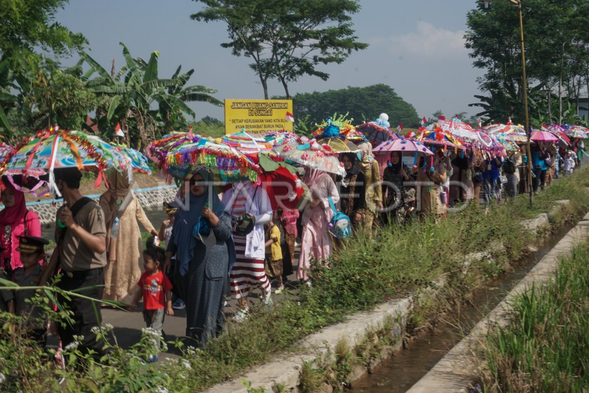 KARNAVAL PAYUNG HIAS | ANTARA Foto
