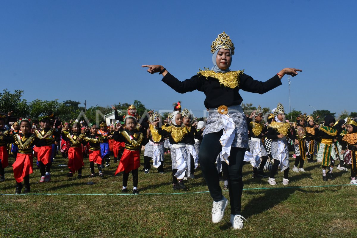Gebyar tari massal anak TK di Madiun