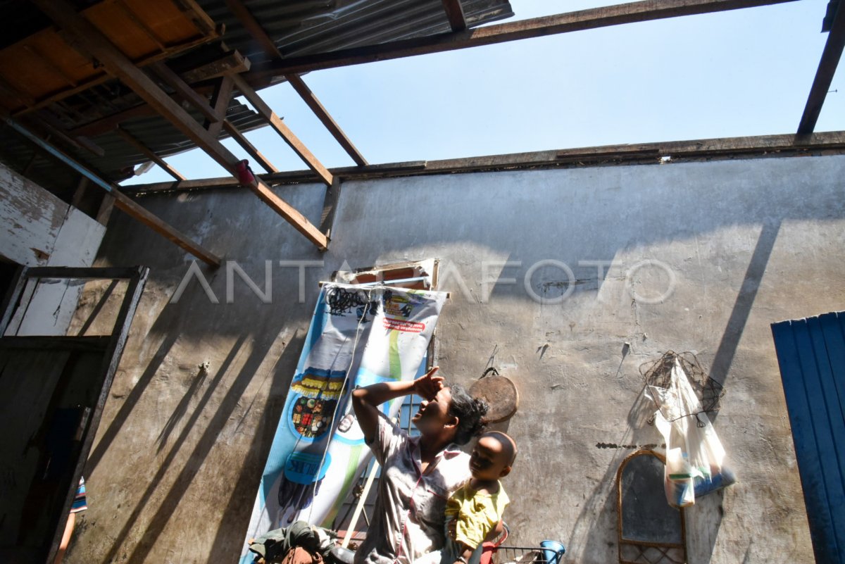 Bencana Angin Puting Beliung Di Medan ANTARA Foto