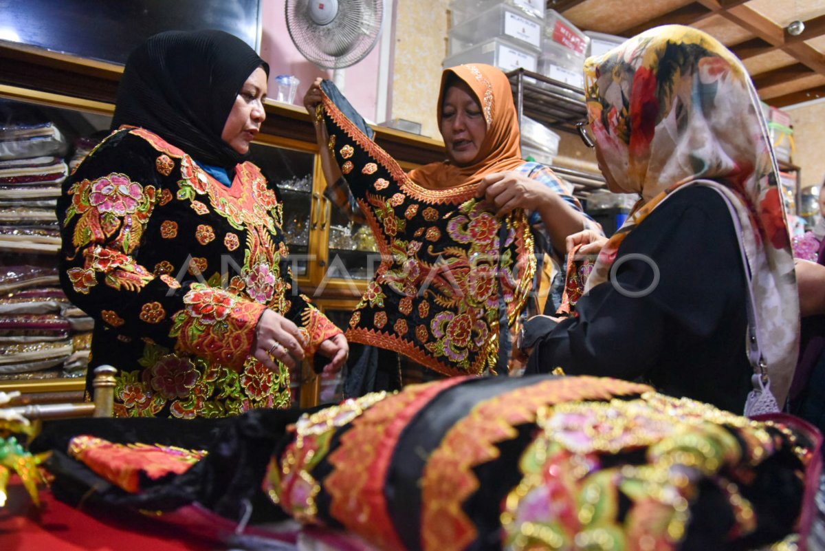 Penyewaan Pakaian Adat Jelang HUT Kemerdekaan RI | ANTARA Foto