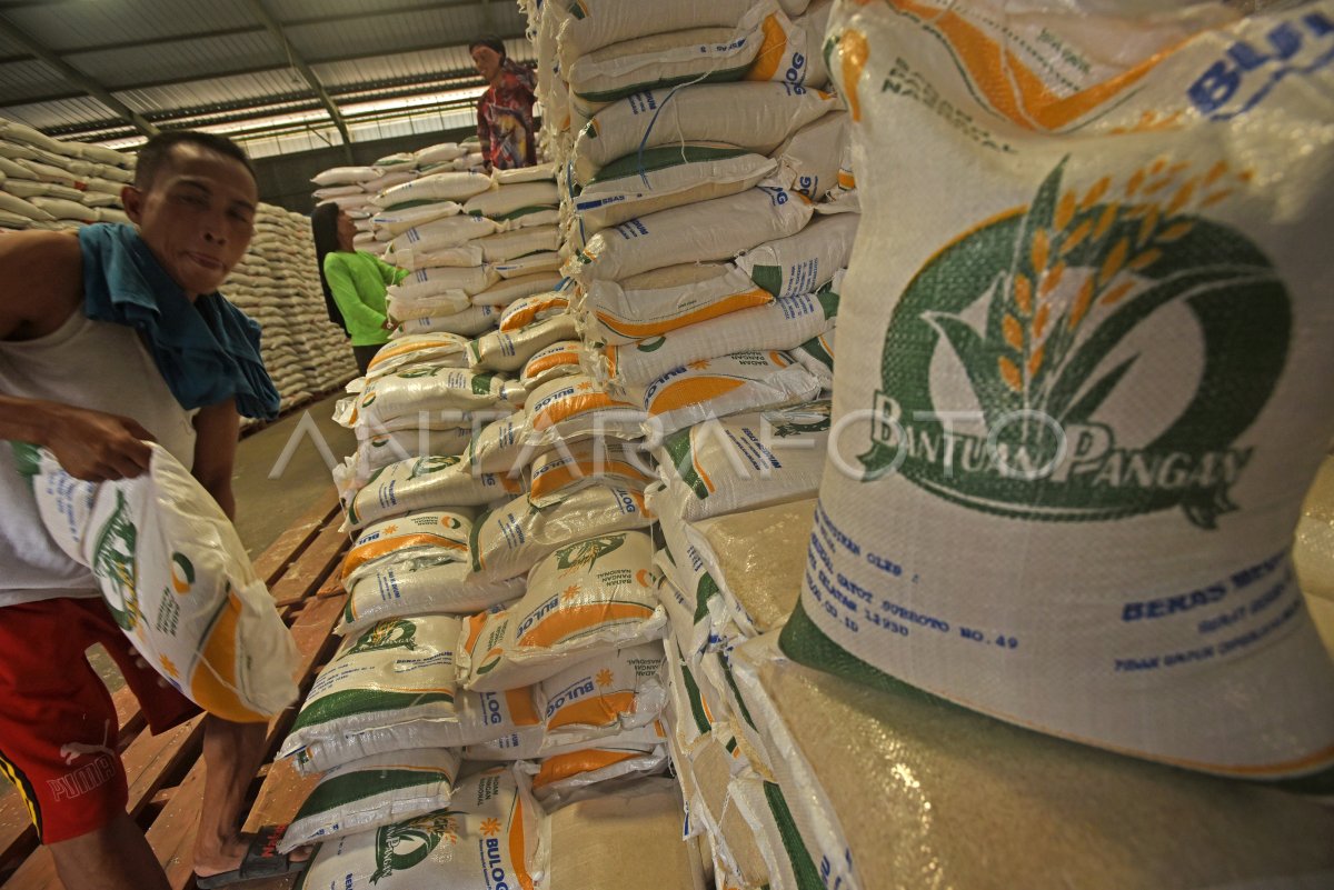 Pendistribusian beras bantuan pemerintah