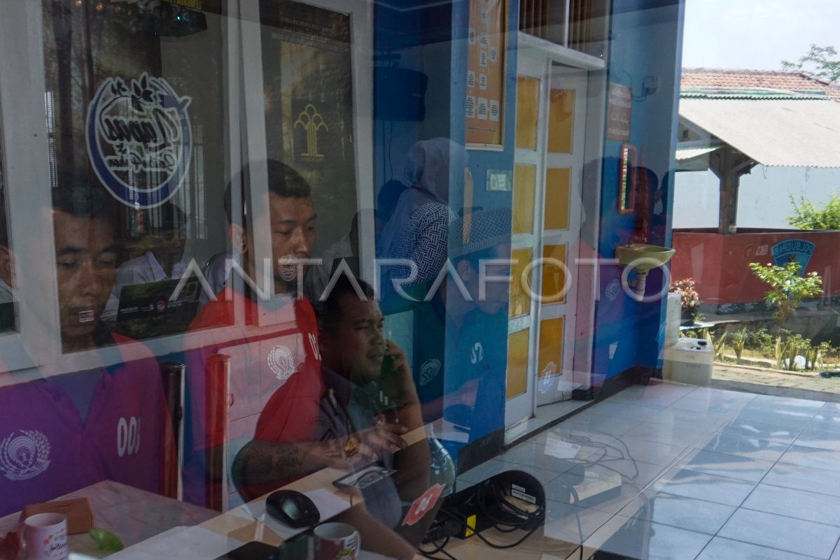 Warga binaan mengikuti tes Asesmen Nasional