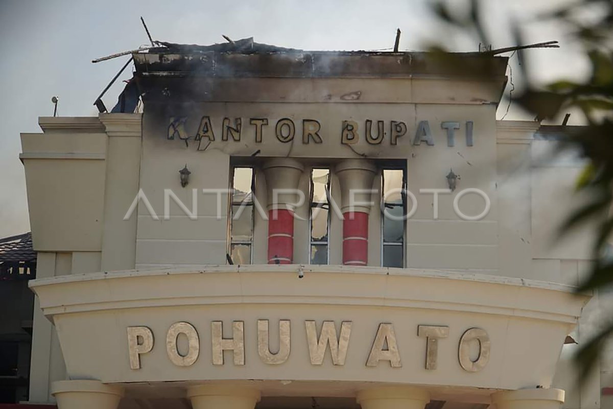 Kantor Bupati Pohuwato dibakar massa