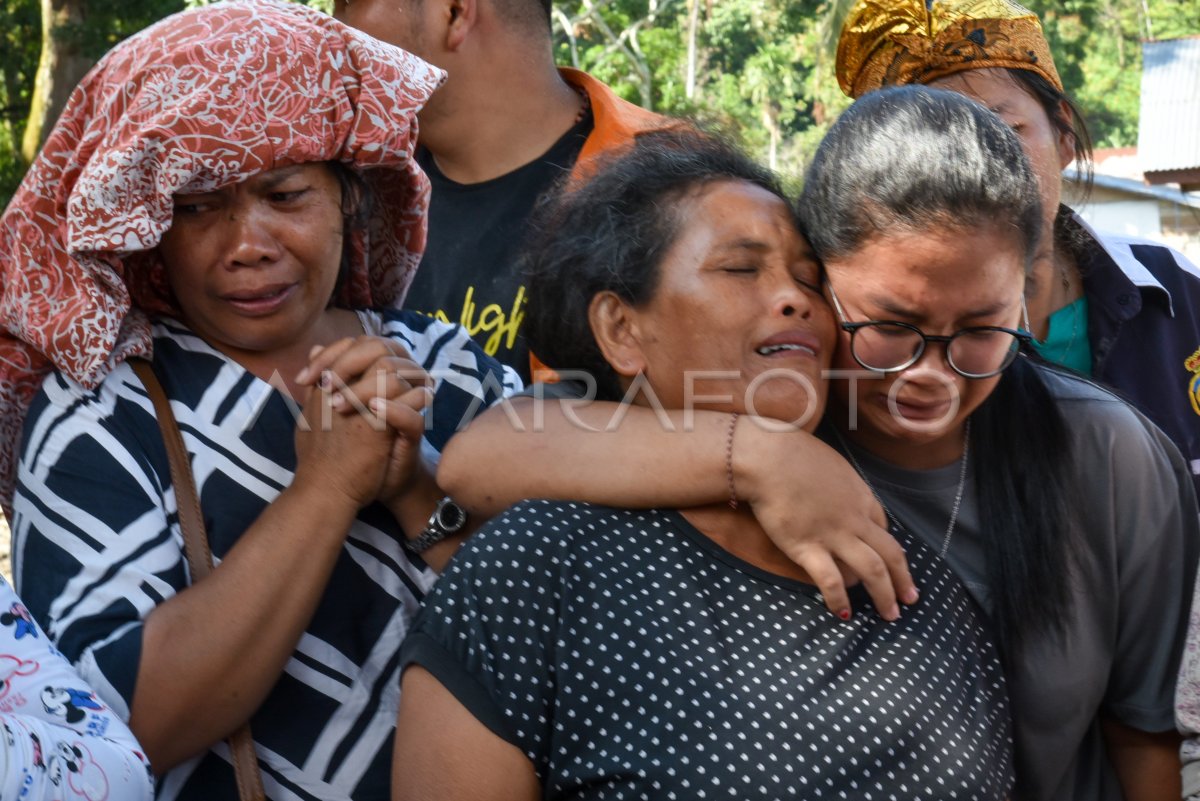 Pencarian Korban Bencana Tanah Longsor Di Humbahas | ANTARA Foto