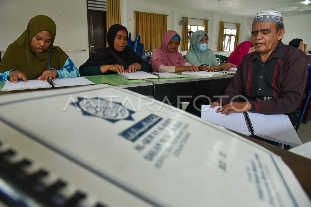 Tadarus Penyandang Tuna Netra Di Medan Antara Foto