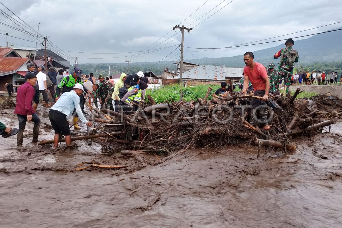 Banjir Lahar Dingin Gunung Marapi | ANTARA Foto