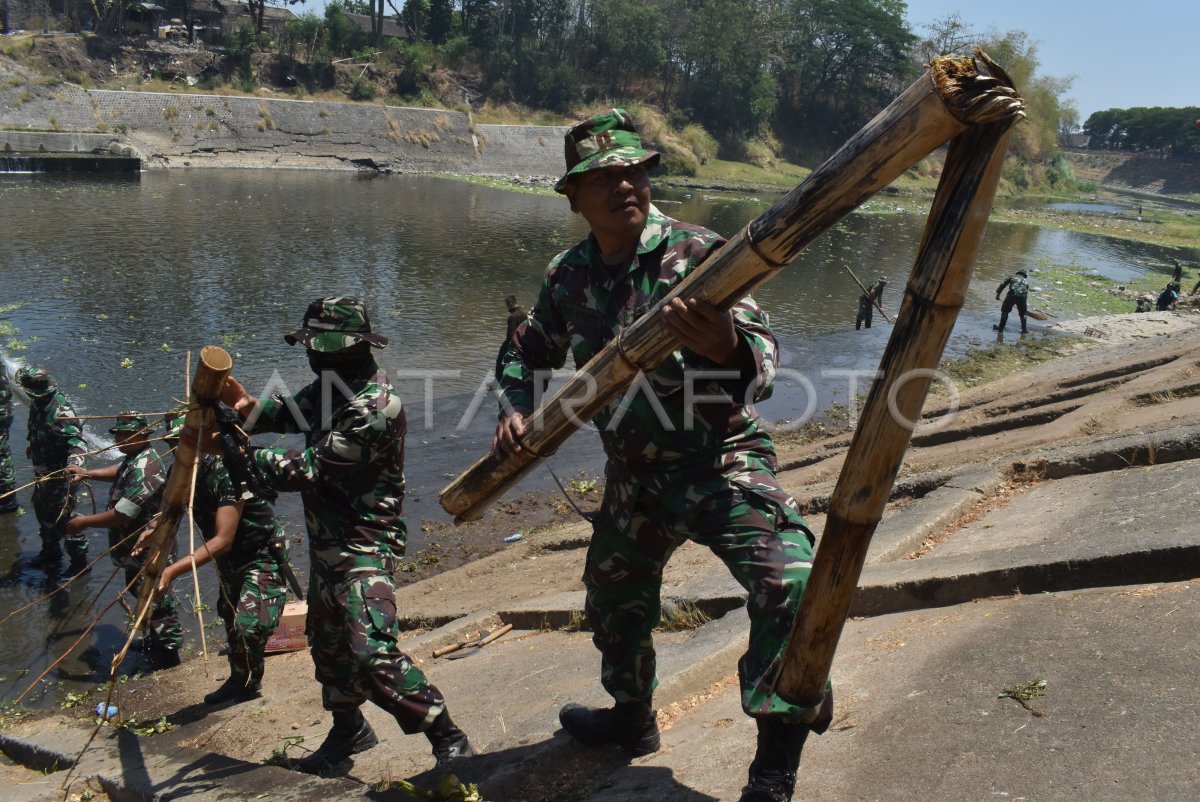 PRAJURIT TNI BERSIHKAN SAMPAH SUNGAI | ANTARA Foto