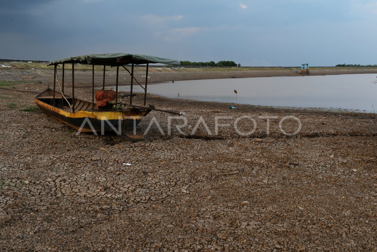 Air Waduk Dawuhan Madiun Menyusut Antara Foto