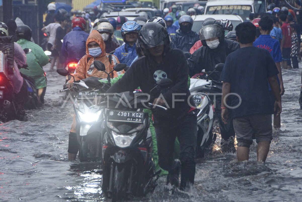 Genangan Air Di Jalan Bekasi Antara Foto 2131