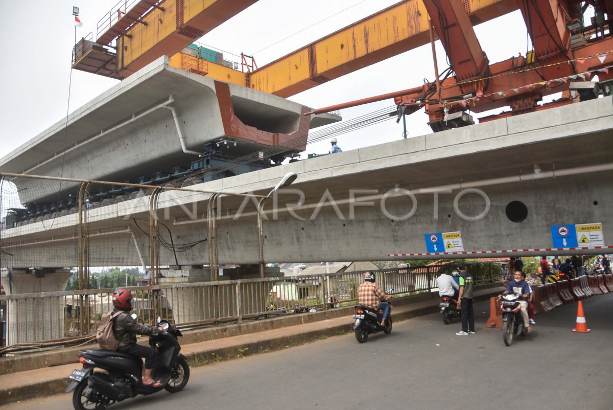 Pengerjaan Box Girder Proyek Kereta Cepat Antara Foto