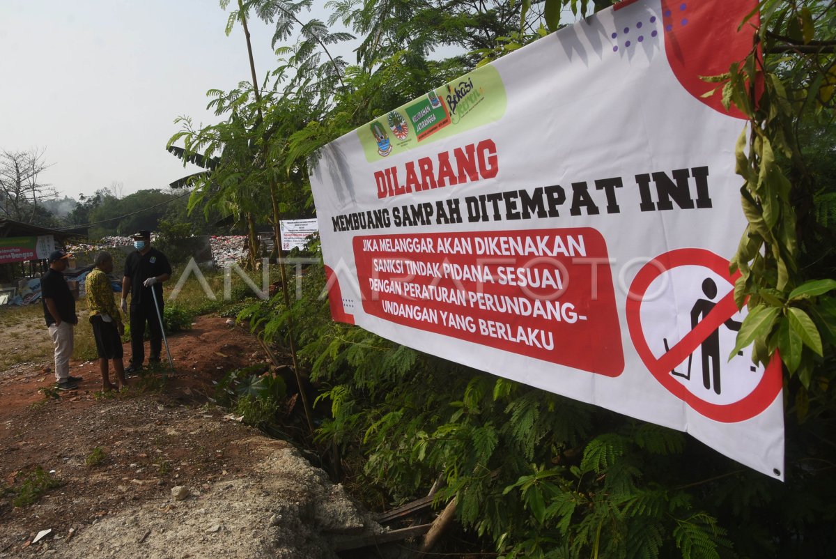 Pengangkutan Sampah Di Tps Ilegal Jatirangga Antara Foto