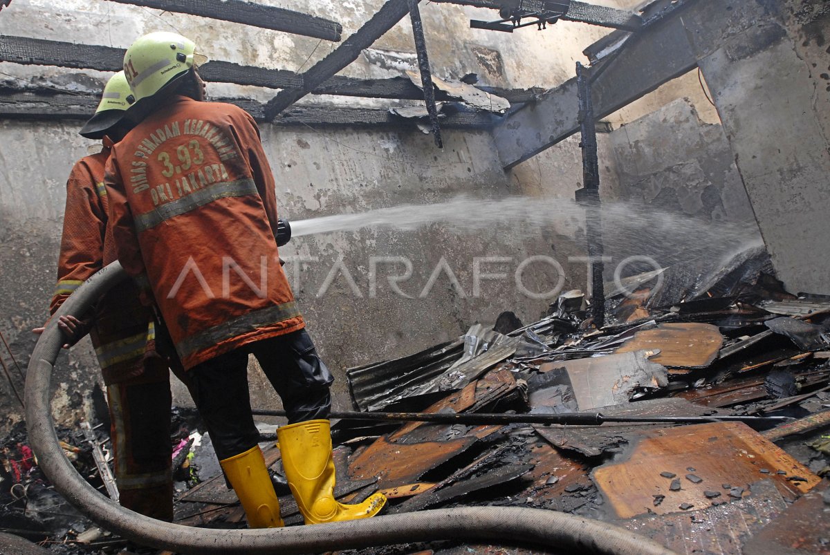 Warga yang membagikan video kebakaran di Tambora di media sosial