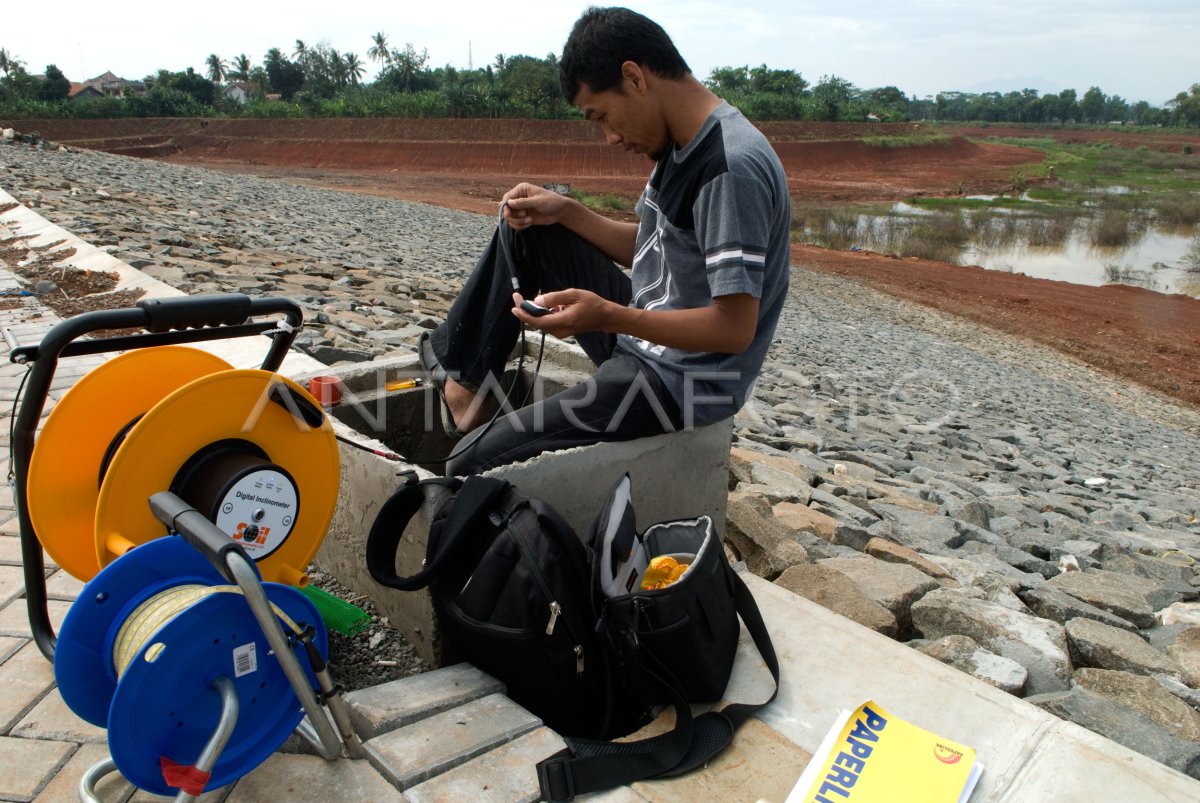 Pergerakan Tanah Antara Foto