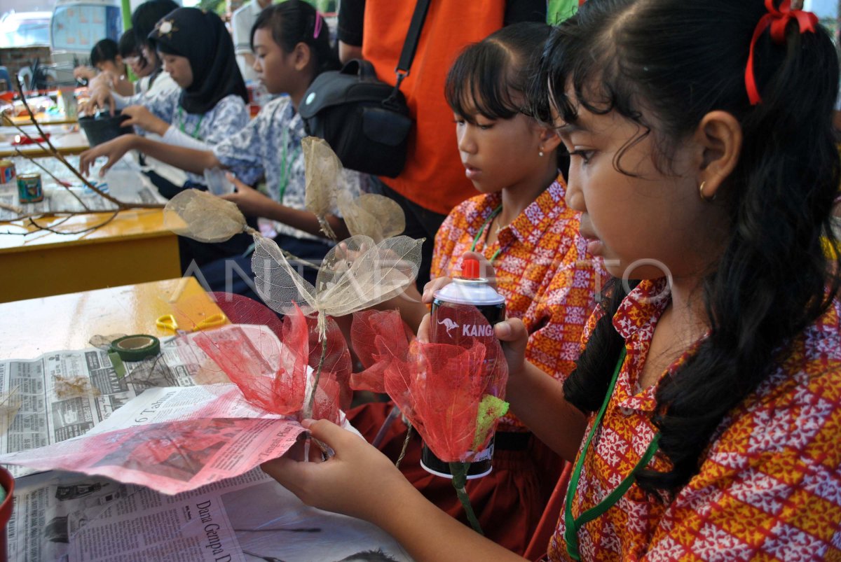 PEMANFAATAN BARANG BEKAS | ANTARA Foto