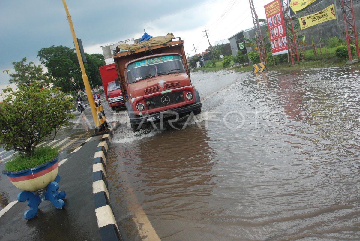 JALUR PANTURA TERENDAM BANJIR | ANTARA Foto