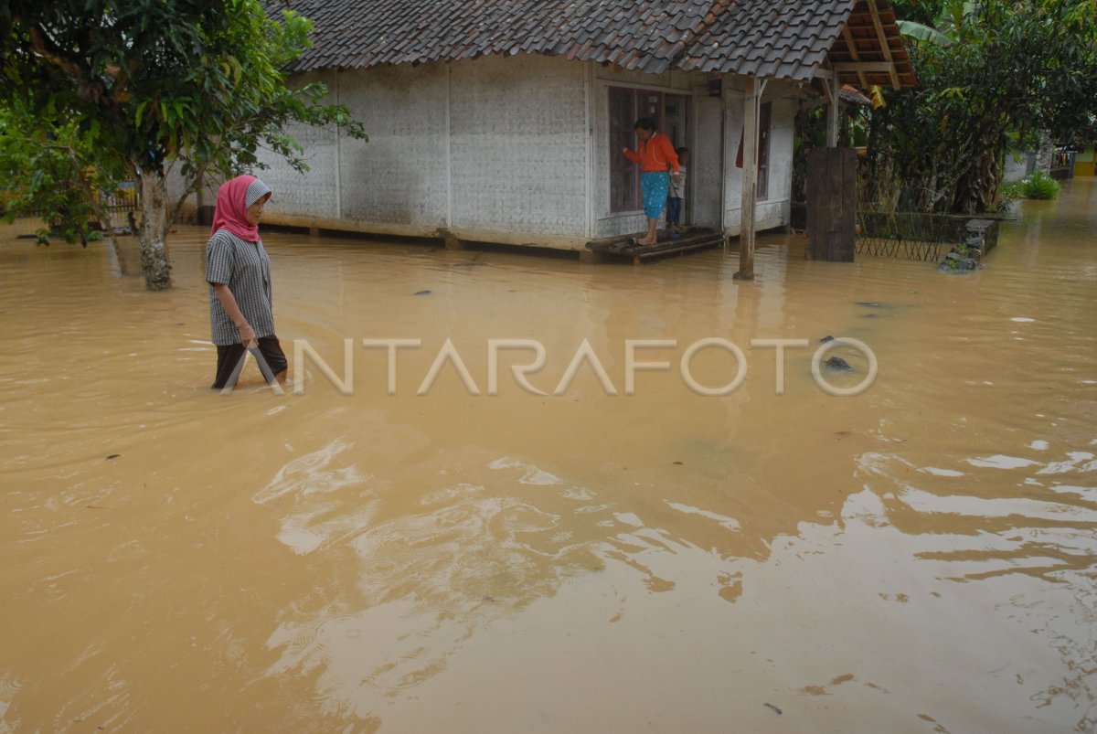 BANJIR AKIBAT TANGGUL JEBOL | ANTARA Foto