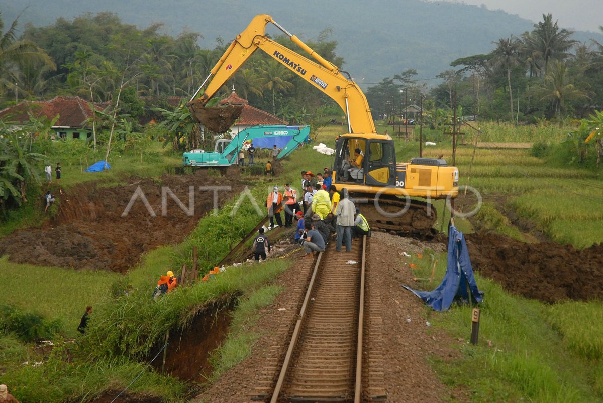 Perlintasan Kereta Api Longsor Antara Foto 0310