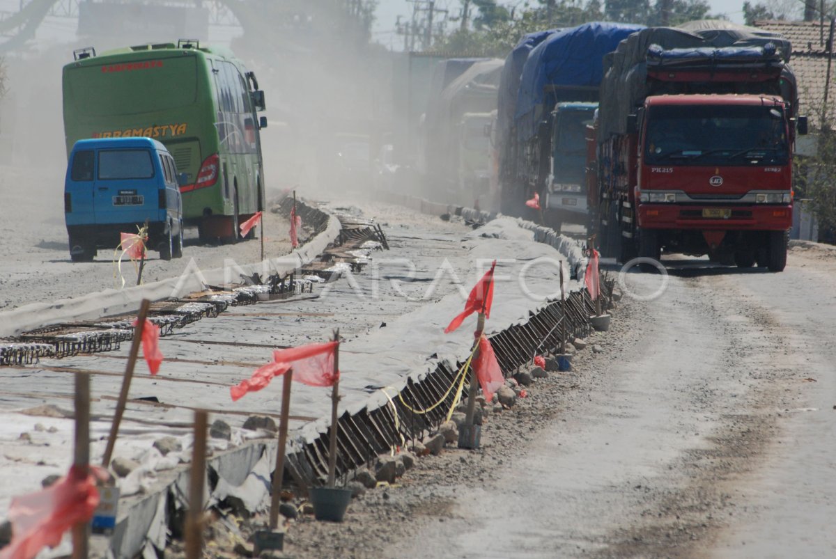 PEMBETONAN JALUR PANTURA | ANTARA Foto