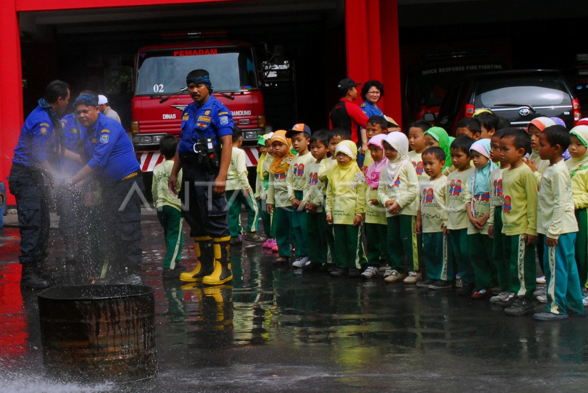 Mengenal Pemadam Kebakaran Antara Foto